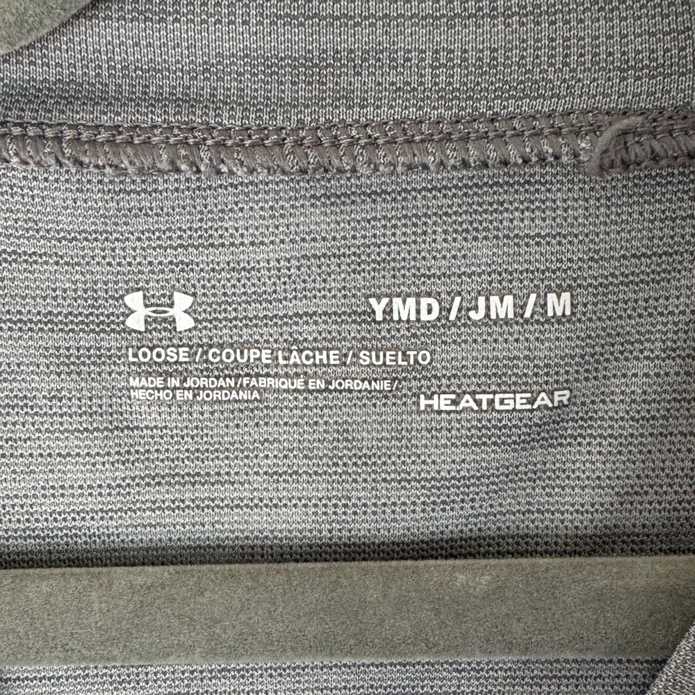 Under Armour Grey HeatGearShirt with Blue Logo Boys Size Youth Medium - Picture 5 of 6